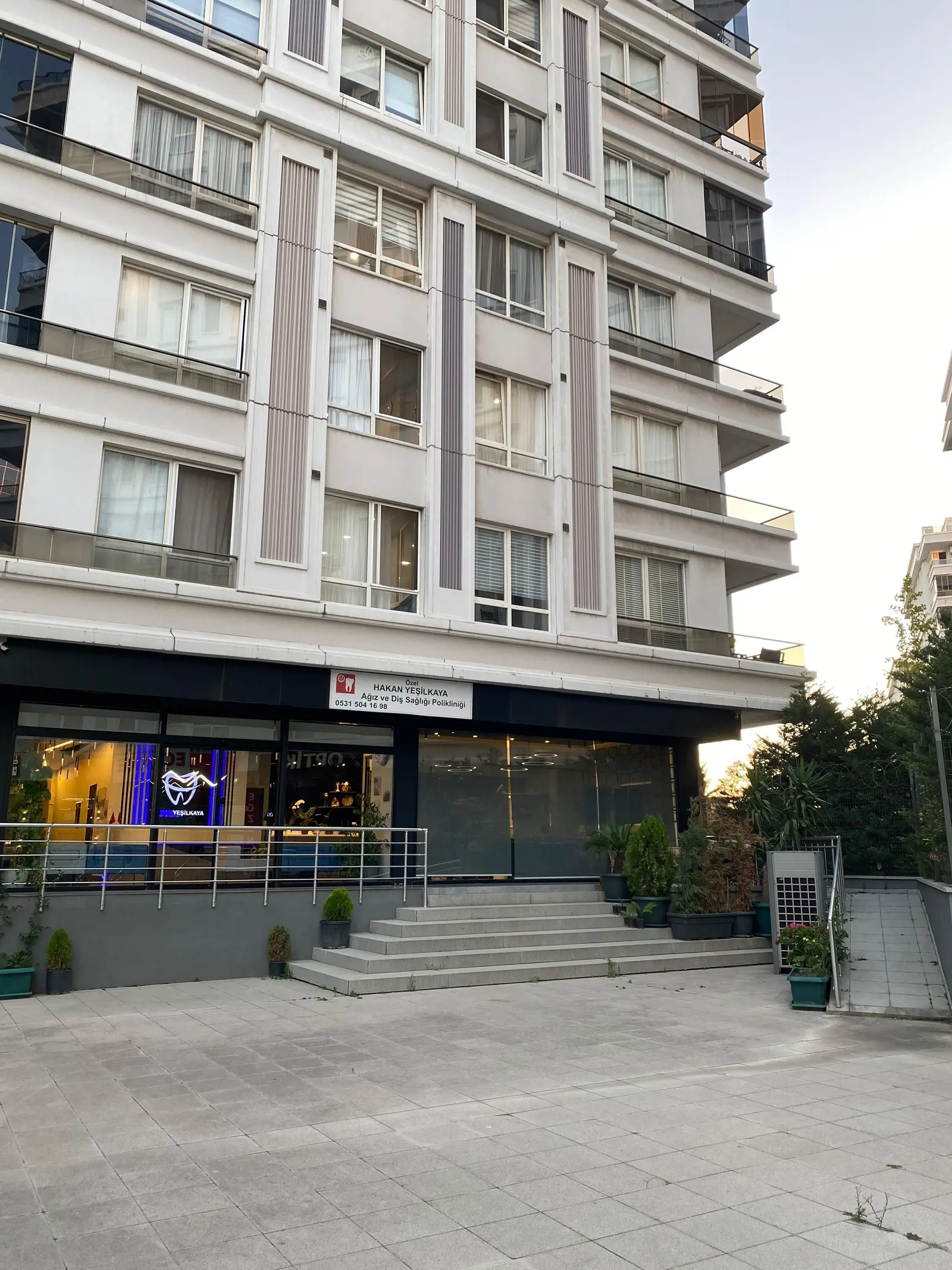 Dt. Hakan Yeşilkaya