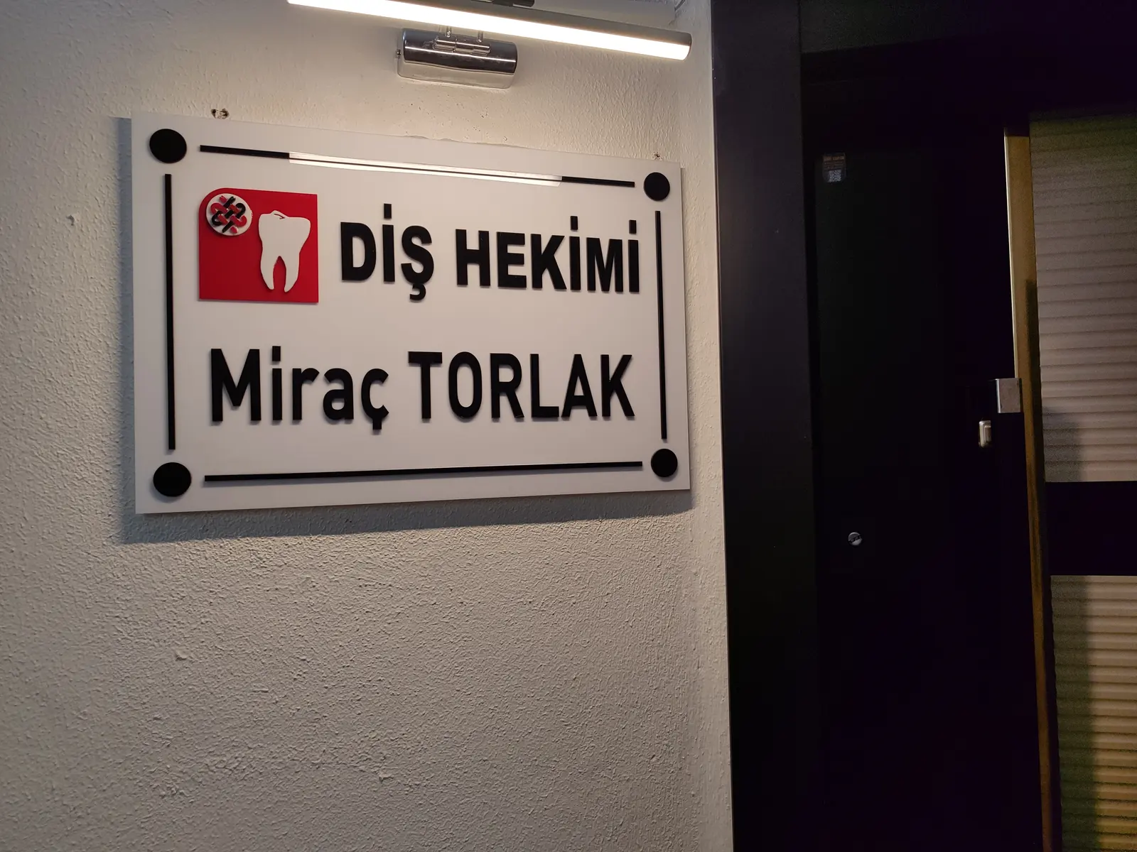 Diş hekimi Miraç Torlak