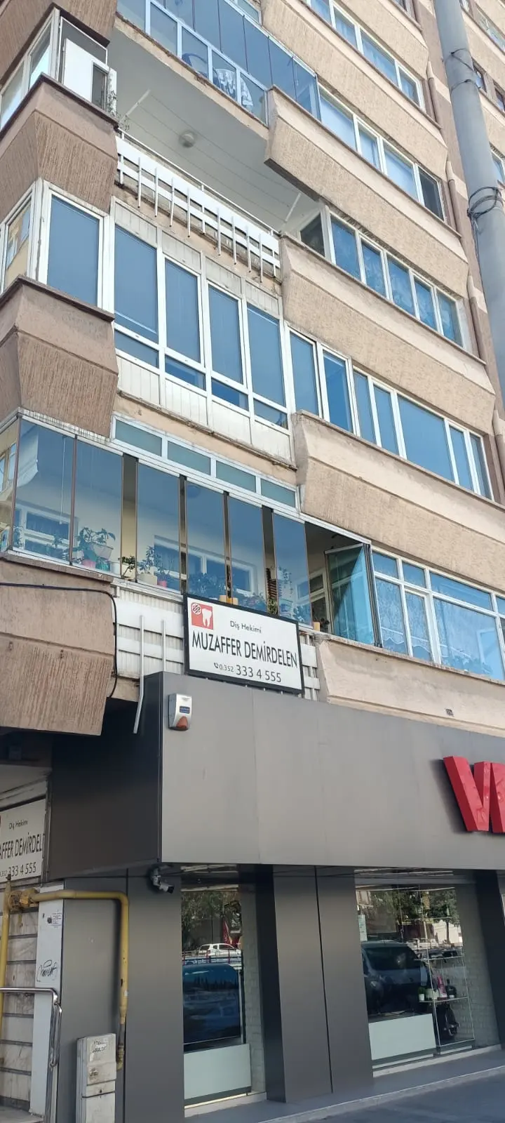 Diş Hekimi Muzaffer Demirdelen