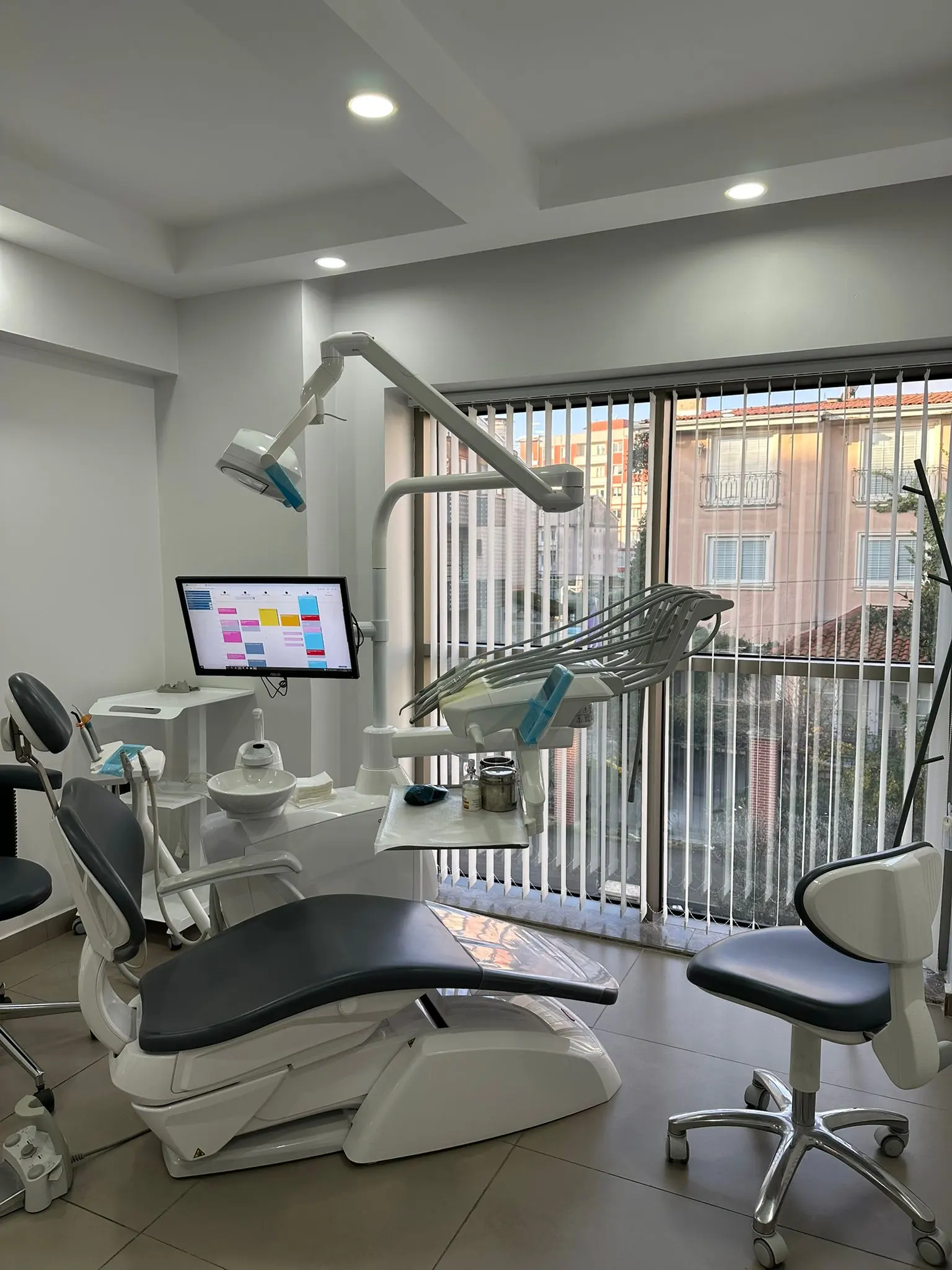White Teeth Oral and Maxillofacial Clinic